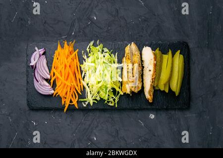 Shawarma fatto in casa, burrito, involtino di pollo con verdure e salsa. Vista dall'alto ingredienti con spazio libero Foto Stock