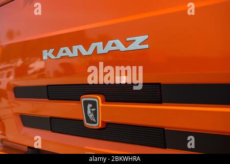 KAMAZ. Segno di un camion KAMAZ. Cab KAMAZ - costruttore russo di autocarri e motori. RUSSIA.Tatarstan. Naberezhnye Chelny Foto Stock