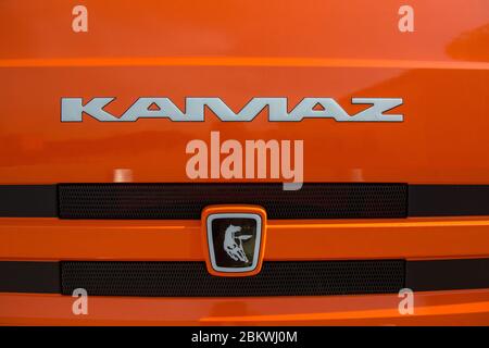 KAMAZ. Segno di un camion KAMAZ. Cab KAMAZ - costruttore russo di autocarri e motori. RUSSIA.Tatarstan. Naberezhnye Chelny Foto Stock