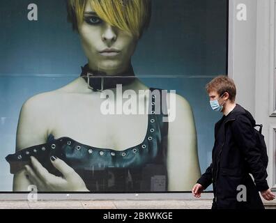 Kiev, Kiev, Ucraina. 5 maggio 2020. Un uomo cammina davanti ad un salone di bellezza che fa pubblicità mentre indossa una maschera facciale come misura preventiva contro la diffusione del COVID-19 durante il governo pandemic.Ukrainian ha esteso la quarantena di coronavirus nel paese fino al 22 maggio 2020. Al 05 maggio 2020 il Ministero della Sanità ucraino ha registrato in totale 12,697 casi confermati e 316 decessi dall’inizio dell’epidemia. La malattia è stata confermata in 881 bambini e 2,479 farmaci. Credit: Pavlo Gonchar/SOPA Images/ZUMA Wire/Alamy Live News Foto Stock