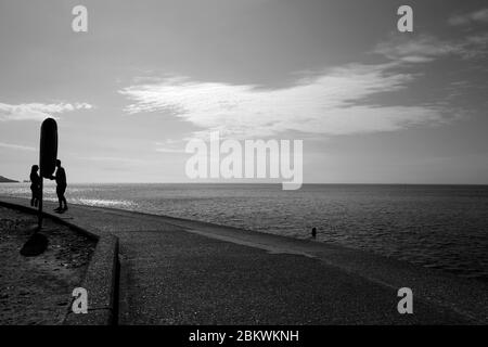 Colwell Bay Isola di Wight luminose condizioni di sole mare calmo guardando verso la terraferma attraverso il Solent Foto Stock