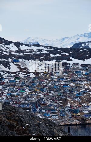 Città di Qaqortoq in Groenlandia con catene montuose visibili dietro. Foto Stock