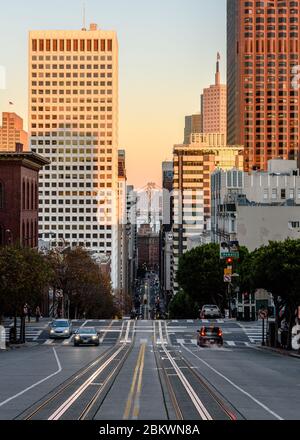 Guardando lungo California Street verso la torre del Bay Bridge a San Francisco all'ora d'oro Foto Stock