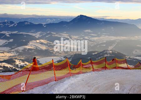 Griglia di protezione sulla pista da sci in montagna d'inverno. Slovacchia, Ski Park Kubínska hoľa Foto Stock