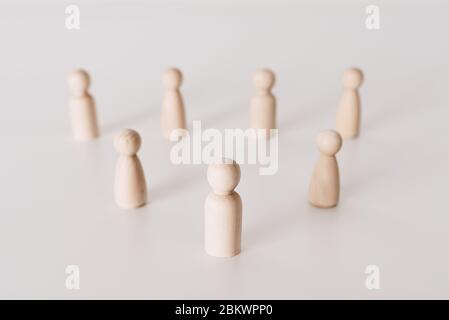 Figure in solitudine isolate da altre persone, minimaliste, viste dall'alto. Foto Stock