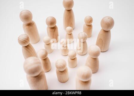 Figure in solitudine isolate da altre persone, minimaliste, viste dall'alto. Foto Stock