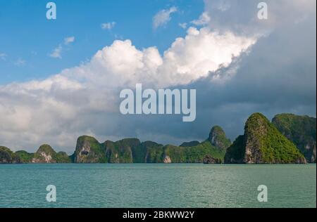 Panorama del Carso della Baia di ha Long con un temporale sulla strada, Mare della Cina del Sud, Vietnam del Nord. Foto Stock