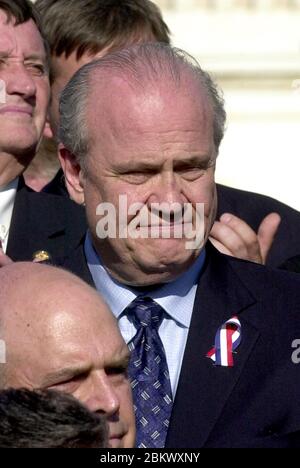 Il senatore statunitense Fred Thompson (repubblicano del Tennessee) che si ritirerà dal Senato dopo questa sessione, si unisce come membri del Congresso cantando 'Dio benedica l'America' sul fronte occidentale gradini del Campidoglio degli Stati Uniti in ricordo delle vite perse il 9/11 a Washington il 11 settembre 2002. Dopo il suo ritiro, Thompson è previsto per unirsi al cast del programma di successo NBC-TV 'Law and Order'.Credit: Ron Sachs / CNP / MediaPunch Foto Stock