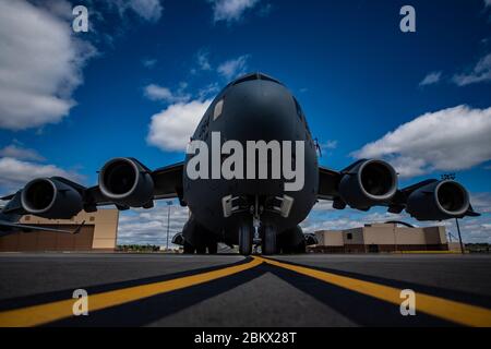 Un C-17 Globemaster III assegnato al 911th Airlift Wing stand pronto sulla linea di volo alla Pittsburgh International Airport Air Reserve Station, Pennsylvania, 4 maggio 2020. Il C-17 è in grado di fornire rapidamente truppe strategiche e tutti i tipi di carico alle principali basi operative o direttamente alle basi di avanzamento nell'area di spiegamento. (STATI UNITI Foto dell'Air Force di Joshua J. Seybert) Foto Stock