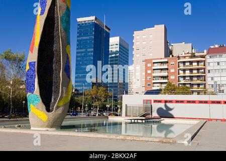 Scultura "Dona i Ocell" (Donna e uccello) nel Parco Joan Miro, quartiere l'Eixample, Barcellona, Catalogna, Spagna, Europa Foto Stock