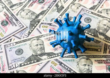 Coronavirus, crisi finanziaria e concetto di business, corona virus su dollari di denaro fatture sfondo, COVID-19 colpisce il mercato azionario globale, l'economia mondiale Foto Stock