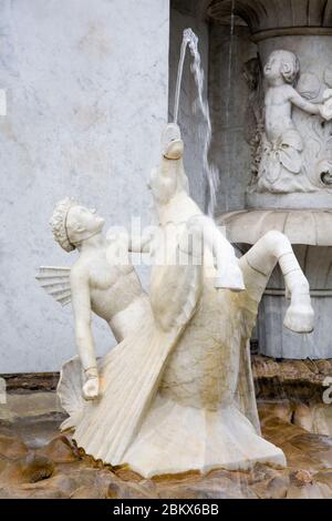 Fontana in Piazza Pau Vila, quartiere la Barceloneta, Barcellona, Catalogna, Spagna, Europa Foto Stock