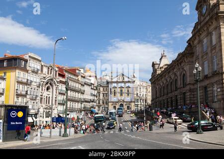 Vista della Chiesa di Sant'Antonio (Igreja de Santo Antonio dos Congregados). Una strada con traffico auto e persone a piedi vicino alla stazione di Sao Bento Foto Stock