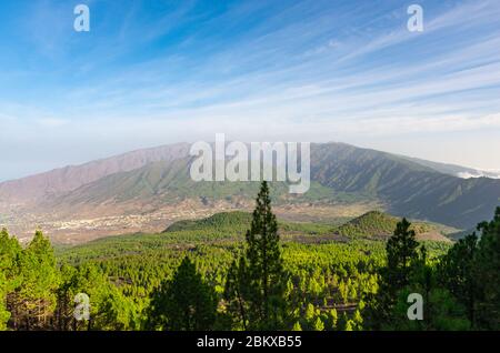 La Caldera de Taburiente visto dalle cime della Ruta de los Volcanes nell'isola di la Palma, Isole Canarie Foto Stock