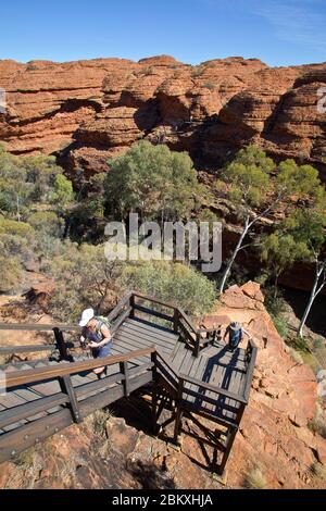 Escursionisti sulla scala del Giardino dell'Eden sulla passeggiata del Kings Canyon Rim, territorio del Nord, Australia Foto Stock