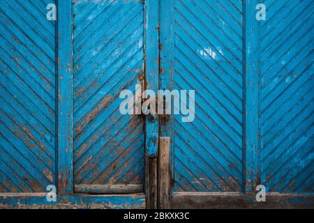 Porta di legno rustico blu di una vecchia fabbrica Foto Stock