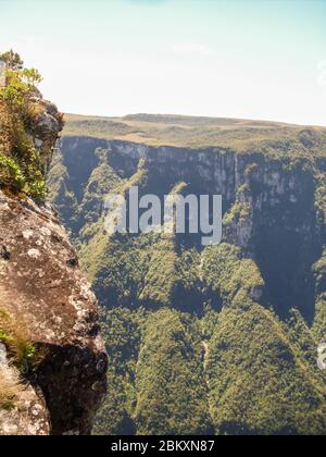 Bellissimo paesaggio del Canyon di Fortaleza e della foresta pluviale verde, Cambara do sul, Rio Grande do sul, Brasile Foto Stock