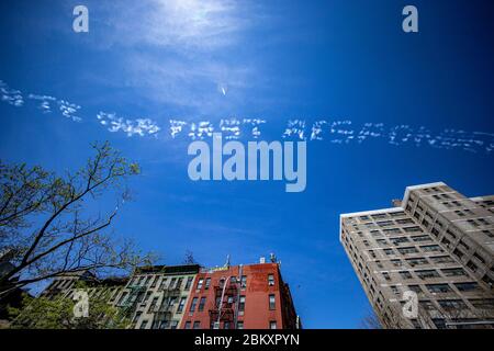 Una flotta di aerei della seconda guerra mondiale volati dai membri del Team Geico Skytypers Air Show è scesata in cielo. Credit: Gordon Donovan/Alamy Live News Foto Stock