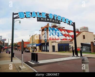 Memphis, Tennessee - 22 luglio 2019: Il cartello blu al neon che segna un ingresso alla famosa e storica Beale St. Il cartello fu eretto nel 2018. Foto Stock