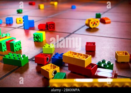 Blocchi di Lego Duplo colorati su un pavimento in pietra piastrellata. Foto Stock