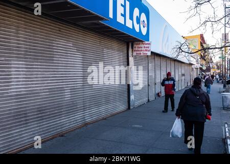 Brooklyn, NY - 27 marzo 2020. Le restrizioni al pubblico durante la pandemia COVID-19 hanno portato alla chiusura dei negozi nei quartieri di Brooklyn. Foto Stock