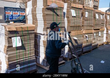 Brooklyn, NY - 26 marzo 2020. Ai residenti di New York City è stato chiesto di rimanere a casa come risultato del romanzo coronavirus, e tutti tranne busi essenziale Foto Stock