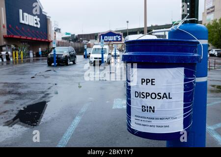 Brooklyn, NY - 30 aprile 2020. I bidoni per lo smaltimento dei PPEs sono posti in tutto il parcheggio del centro di miglioramento domestico del Lowe nel Gowa del Brooklyn Foto Stock
