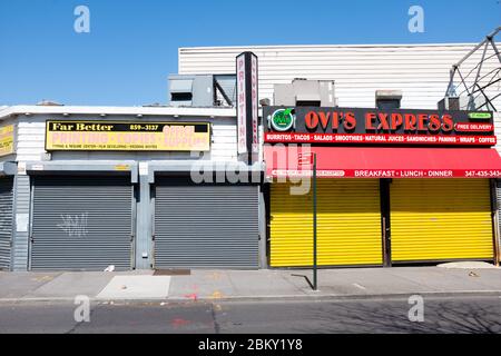 Brooklyn, NY - 15 aprile 2020. Un negozio di stampe e un ristorante su Hillel Place sono chiusi. Negozi e ristoranti vicino al Brooklyn College nel Midwo di Brooklyn Foto Stock