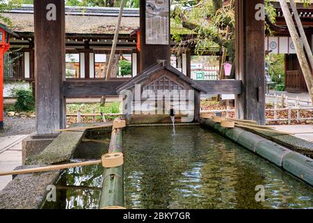 KYOTO, GIAPPONE - 17 OTTOBRE 2019: Il padiglione di abluizione dell'acqua per la purificazione cerimoniale (Chozuya o temizuya) al Santuario di Hirano. Kyoto. Giappone Foto Stock