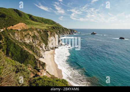 Big sur, una popolare destinazione turistica, famosa per il suo paesaggio suggestivo. Splendida vista sull'Oceano Pacifico, sulle scogliere rocciose e sulla splendida spiaggia di sabbia. M Foto Stock