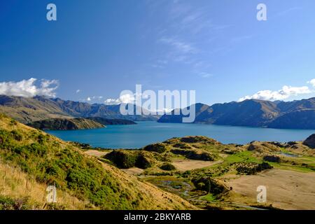 Vista sul lago Wanaka dalla vetta del Roy. Otago, Isola del Sud, Nuova Zelanda. Foto Stock