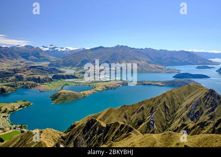 Vista sul lago Wanaka dalla vetta del Roy. Otago, Isola del Sud, Nuova Zelanda. Foto Stock
