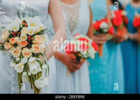 mazzo di fiori per matrimoni messicani nelle mani della sposa e delle cameriere di città del messico Foto Stock