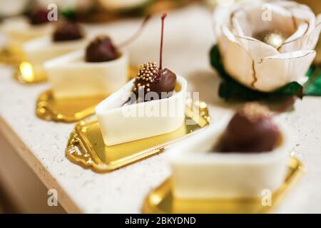 set di dolci al cioccolato, cioccolato bianco e nero Foto Stock