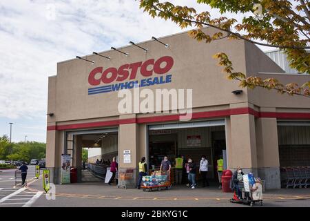 Acquirenti mascherati fuori da un negozio Costco a Tigard, Oregon, durante la pandemia del coronavirus, martedì 5 maggio 2020. Foto Stock