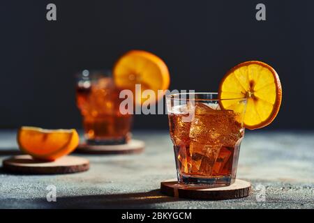 Cocktail vecchio stile con luce dura e ombre dure. Foto Stock