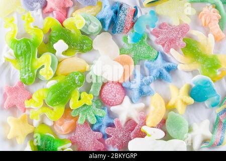 set di marmellate morbide a colori. dolci da masticare multicolore. sapori di frutta. carta da parati con vista dall'alto. primo piano Foto Stock