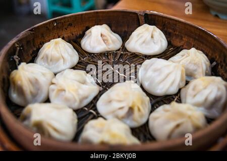 Un cestello di steamed zuppa xiaolongbao gnocchi a Jia Jia Tang Bao su Shanghai Huanghe Road. Foto Stock