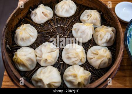 Un cestello di steamed zuppa xiaolongbao gnocchi a Jia Jia Tang Bao su Shanghai Huanghe Road. Foto Stock