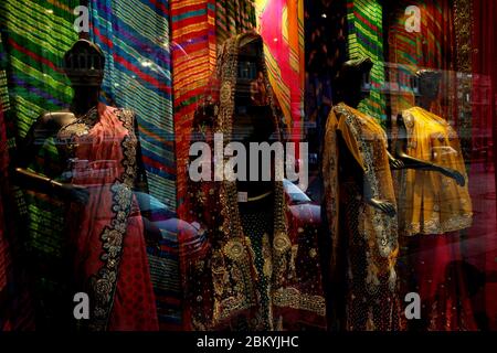 Vetro-attraverso la vista di un negozio di moda donna strada a Jaipur, Rajasthan, India. Foto Stock