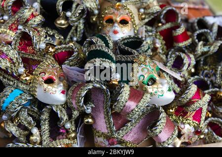 Diverse maschere veneziane vendute sul mercato Foto Stock