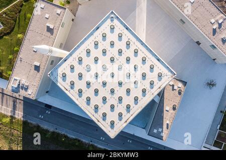 Vista aerea della moderna archiettura del centro culturale religioso islamico di Lubiana, Slovenia, Europa Foto Stock