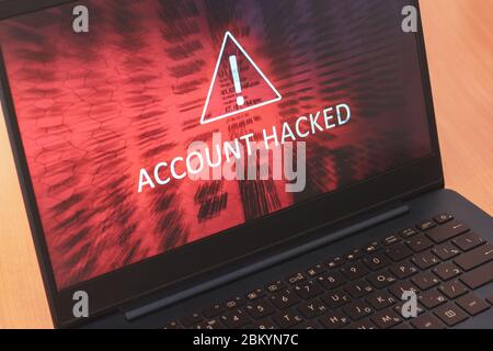 Concetto di schermo del laptop con testo bianco account hacked su sfondo astratto rosso. Avvertenza, segno triangolare con simbolo del punto esclamativo. Orizzontale. Foto Stock