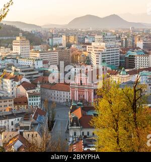 Vista panoramica di Lubiana, capitale della Slovenia, al tramonto. Strade vuote della capitale slovena durante la pandemia di virus corona a distanza sociale Foto Stock