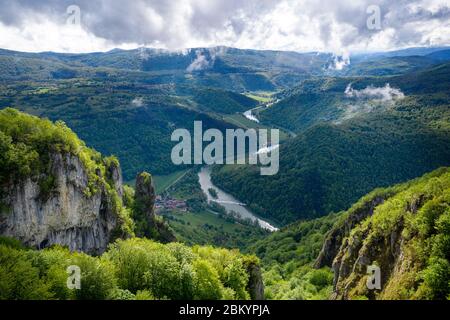 Il fiume Kolpa scorre attraverso un bellissimo paesaggio verde e lussureggiante visto da un punto di vista Kozice, Slovenia Foto Stock