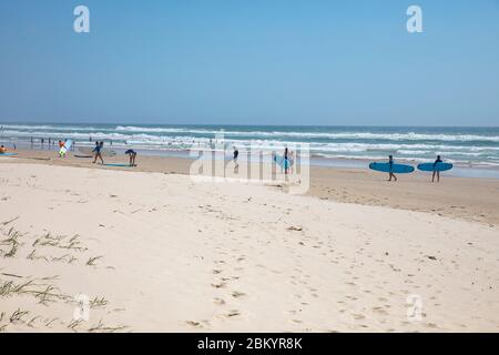 Spiaggia di Seven Mile a Lennox Head nel NSW, surfisti su questa lunga spiaggia durante le vacanze estive, nuovo Galles del Sud, Australia Foto Stock