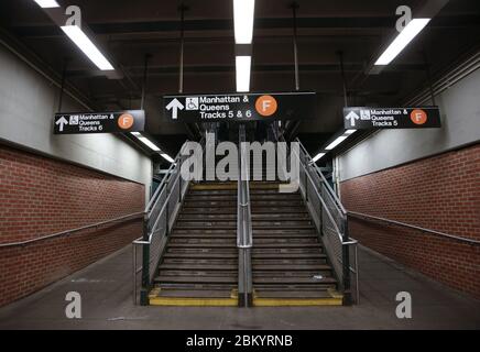 New York, New York, Stati Uniti. 06 maggio 2020. Una scala è vuota alla fermata della metropolitana di Coney Island a New York City mercoledì 6 maggio 2020. A causa della pandemia di Coronavirus per la prima volta nella storia dell'MTA, i funzionari si stanno arrestando regolarmente il servizio notturno programmato. Il 30 aprile Gov. Andrew Cuomo e il sindaco Bill de Blasio, hanno annunciato che la MTA sospenderà i treni tra le ore 1 e 5 del mattino nel tentativo di pulire a fondo il sistema ogni 24 ore. La pandemia del coronavirus COVID-19 colpisce 212 paesi in tutto il mondo, che rappresentano oltre 250,000 decessi. Credito: UPI/Alamy Live nuovo Foto Stock