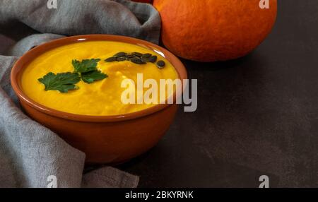 Zuppa di crema di zucca fresca in ciotola di ceramica Foto Stock