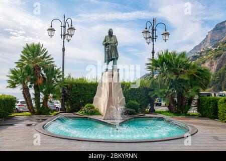 Amalfi, Italia - 1 novembre 2019: Statua di Flavio gioia nella città di Amalfi Foto Stock