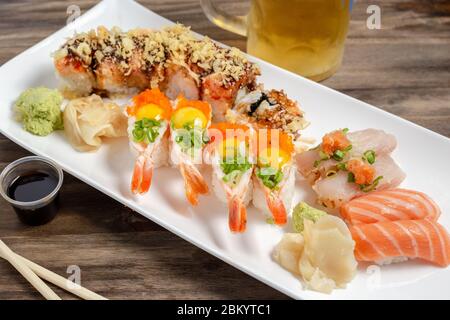 Piatto di sushi fresco con gamberi, sushi roll, tonno e salmone Foto Stock